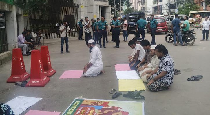 ফজলুল রহমানের গ্রেপ্তার দাবিতে বাড়ির সামনে অবস্থান